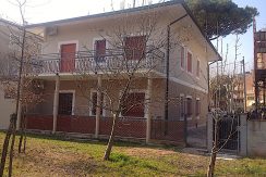 Trilocale fronte pineta in vendita a Pinarella facciata lato mare