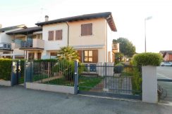 Trilocale con giardino in vendita