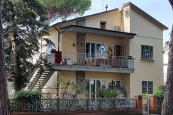 Villa a M.Marittima con tre appartamenti.