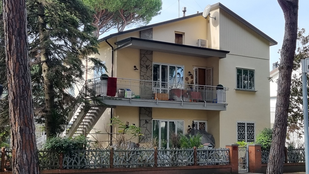 Villa a M.Marittima con tre appartamenti.